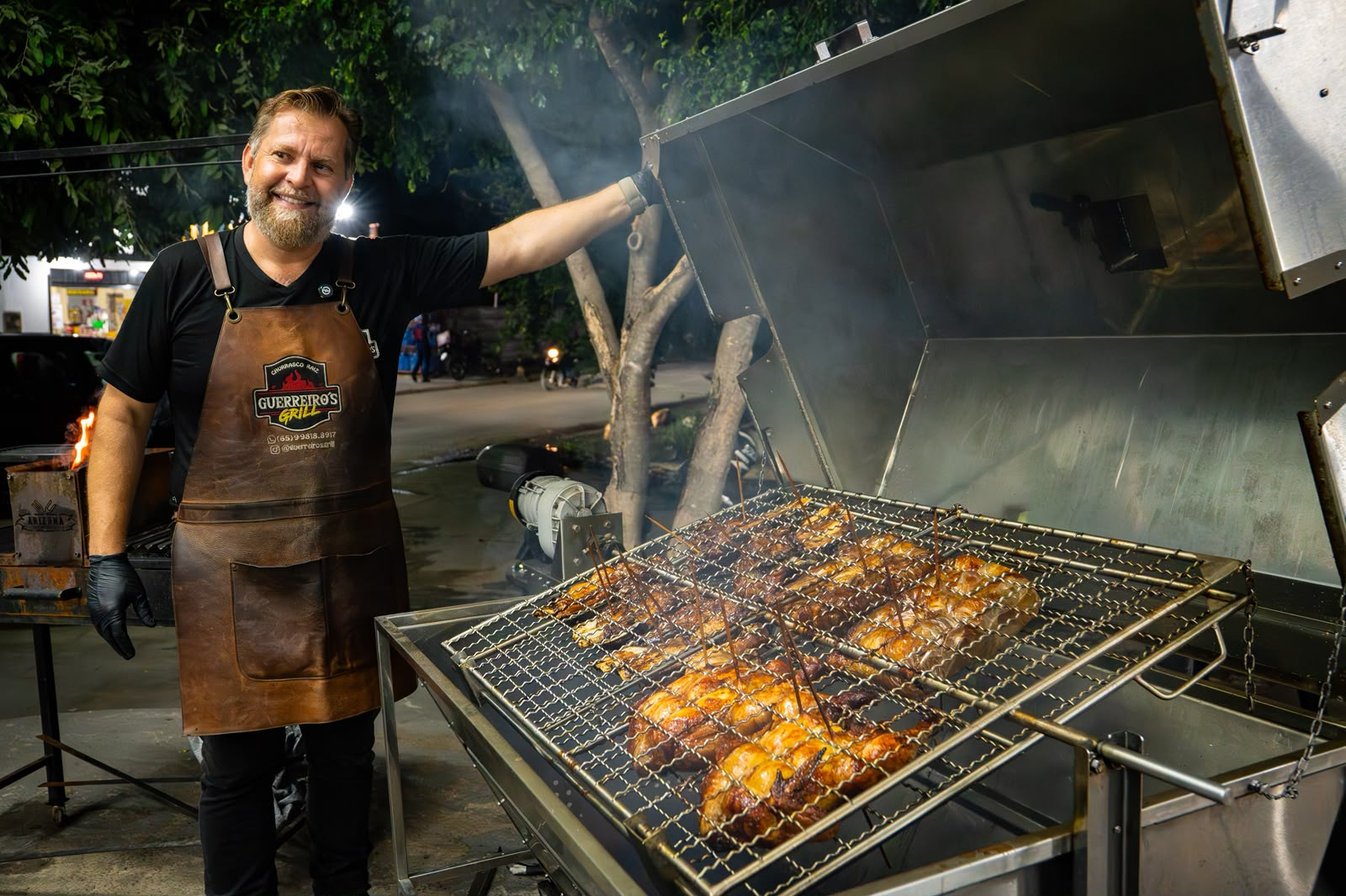 Preparo do churrasco na brasa Guerreiros Grill
